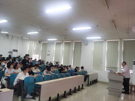 会议室里的人们AI 生成的内容可能不正确。